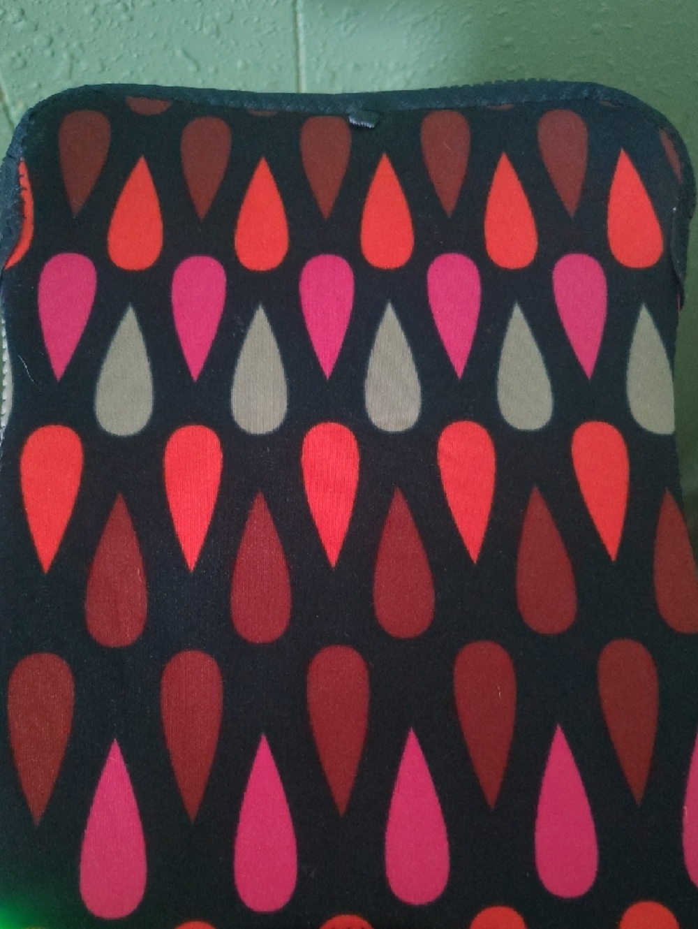 BUILT Neoprene Tablet Sleeve in Black with Pink & Red Tear-Drop Pattern - Picture 2 of 4
